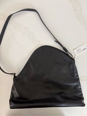 Aupen Sleek Black Shoulder Bag with Curved Silhouette